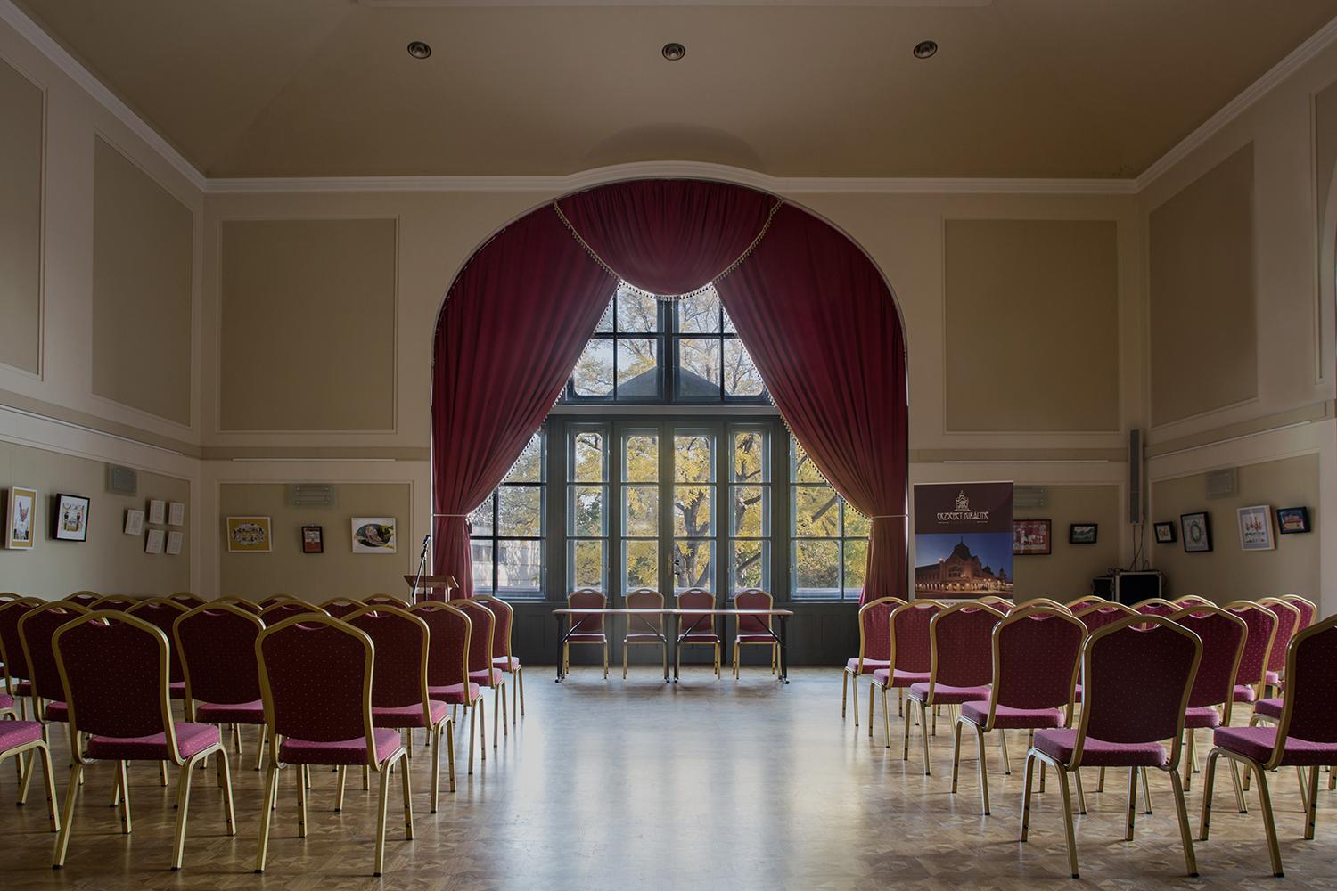 Queen Elizabeth Superior Hotel