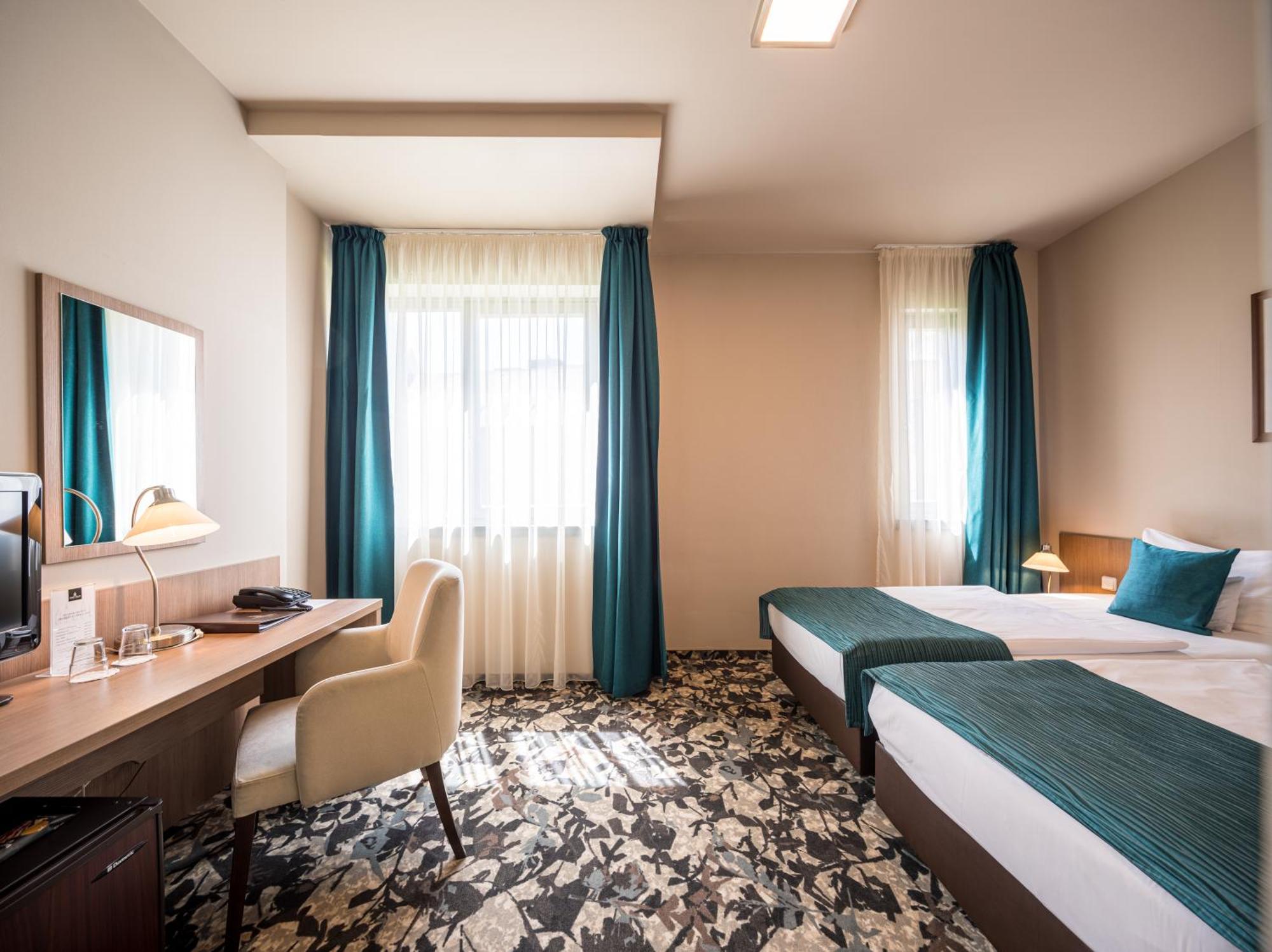 Queen Elizabeth Superior Hotel 3*