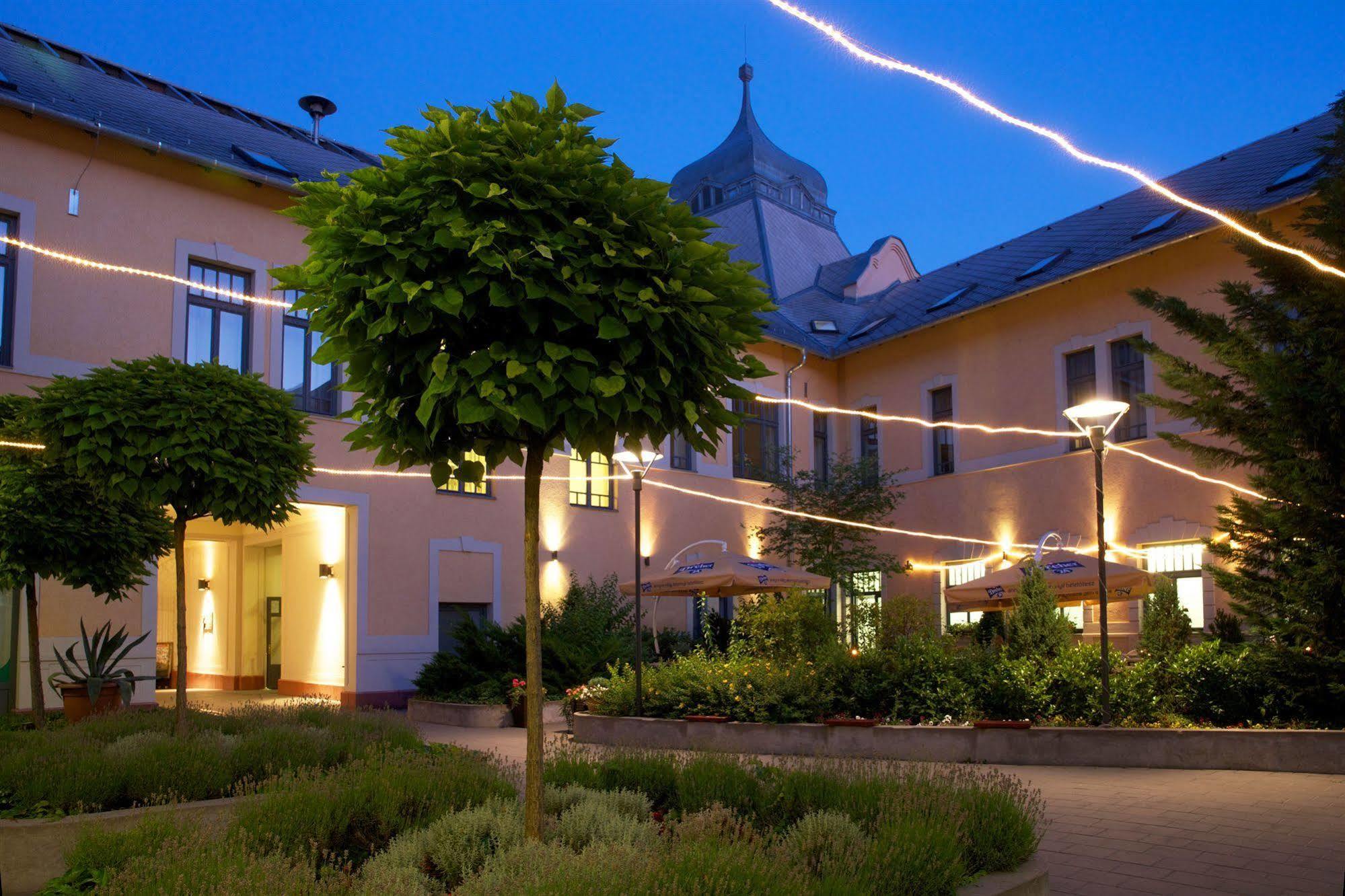 Erzsebet Kiralyne Szalloda 3* Godollo